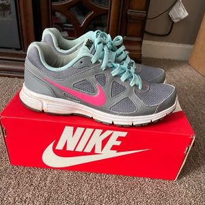 Nike WMNS Revolution